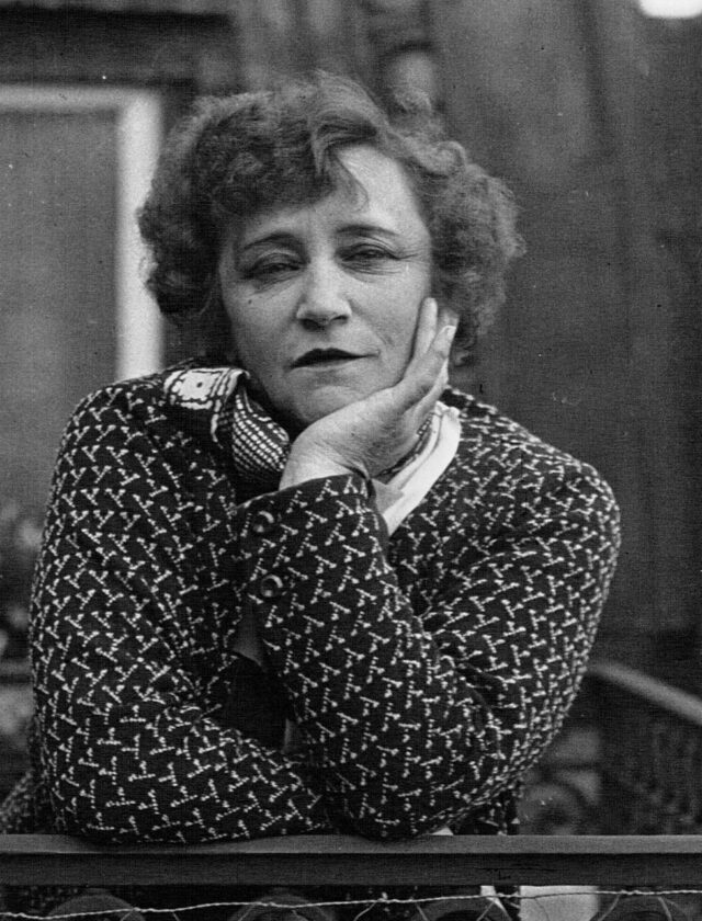 Colette accoudée à un balcon, la joue appuyée sur la main, en 1932