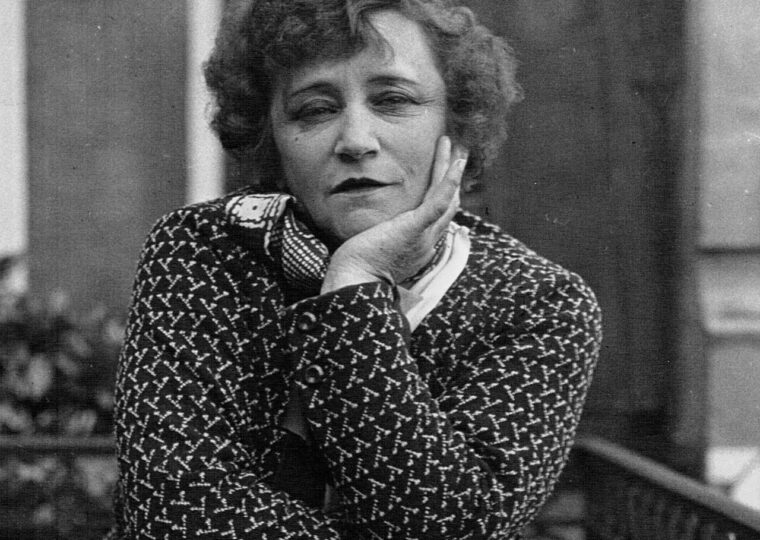 Colette accoudée à un balcon, la joue appuyée sur la main, en 1932
