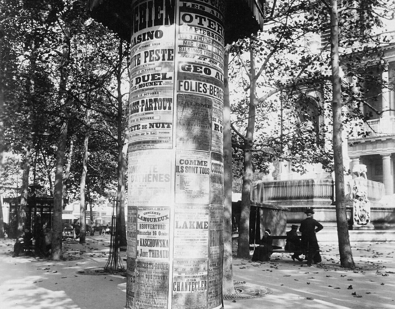 Une colonne Morris couverte d'affiches de spectacles, photographiée par Eugène Atget en 1910