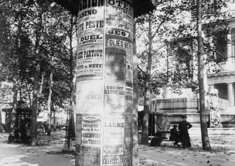 Une colonne Morris couverte d'affiches de spectacles, photographiée par Eugène Atget en 1910
