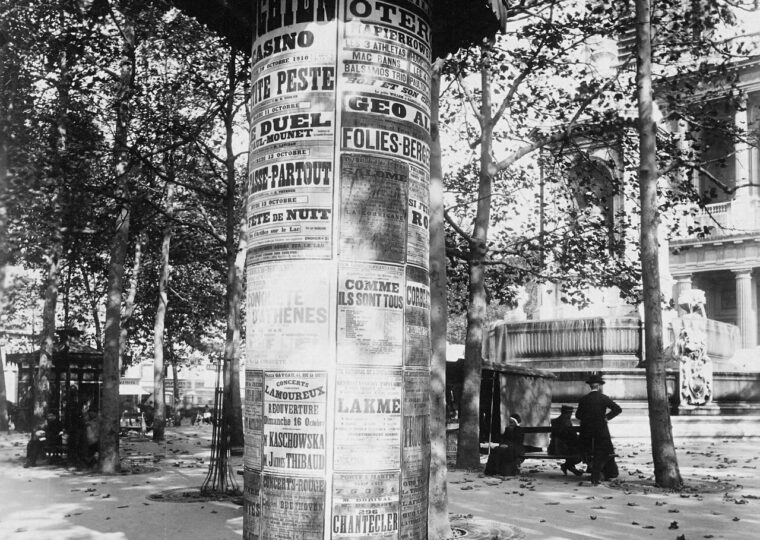 Une colonne Morris couverte d'affiches de spectacles, photographiée par Eugène Atget en 1910