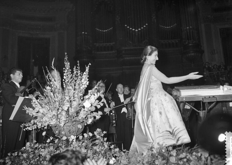 Maria Callas saluant sur la scène du Concertgebouw d'Amsterdam, entre les gerbes de fleurs, le 11 juillet 1959