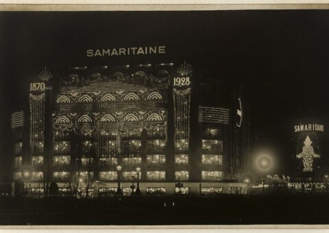 La Samaritaine illuminée pour ses cinquante-huit ans en 1928, vue de nuit