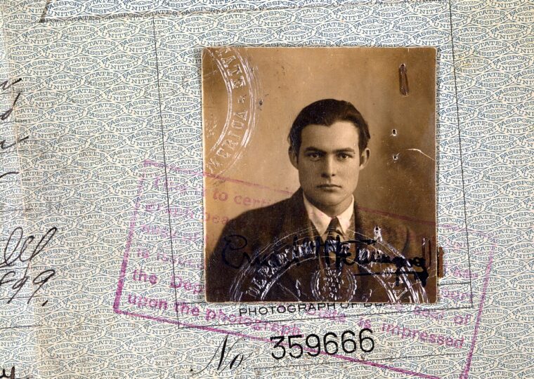 Le passeport d'Ernest Hemingway en 1923, photographie et signature, années parisiennes