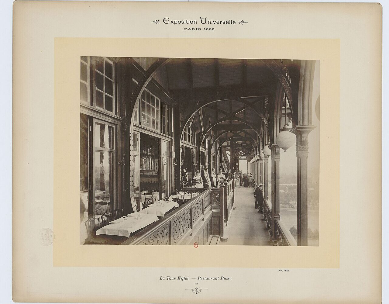 La galerie du restaurant russe au premier étage de la tour Eiffel en 1889