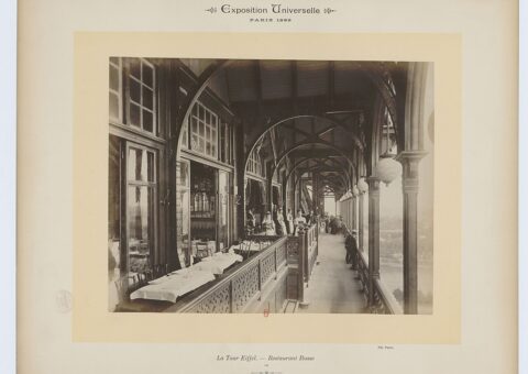 La galerie du restaurant russe au premier étage de la tour Eiffel en 1889