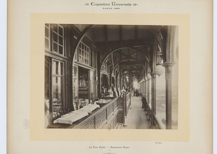 La galerie du restaurant russe au premier étage de la tour Eiffel en 1889