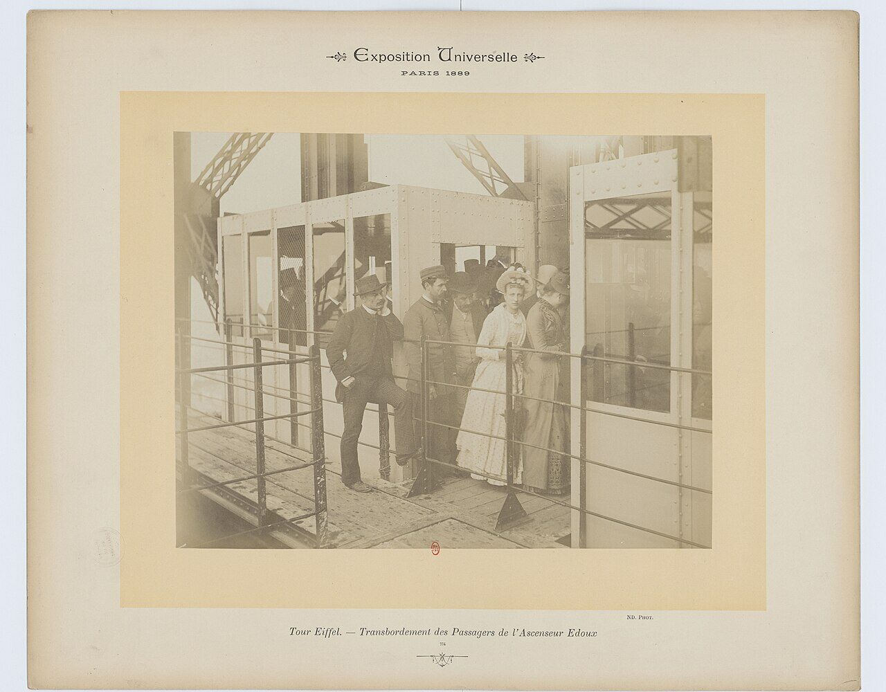 Transbordement des passagers de l'ascenseur Edoux à mi-hauteur de la tour Eiffel, 1889