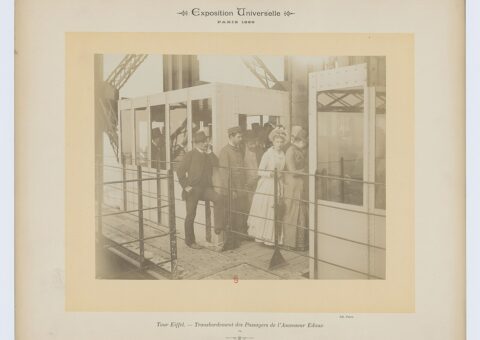 Transbordement des passagers de l'ascenseur Edoux à mi-hauteur de la tour Eiffel, 1889