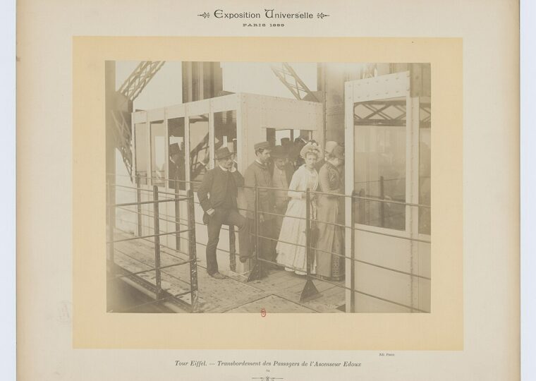 Transbordement des passagers de l'ascenseur Edoux à mi-hauteur de la tour Eiffel, 1889