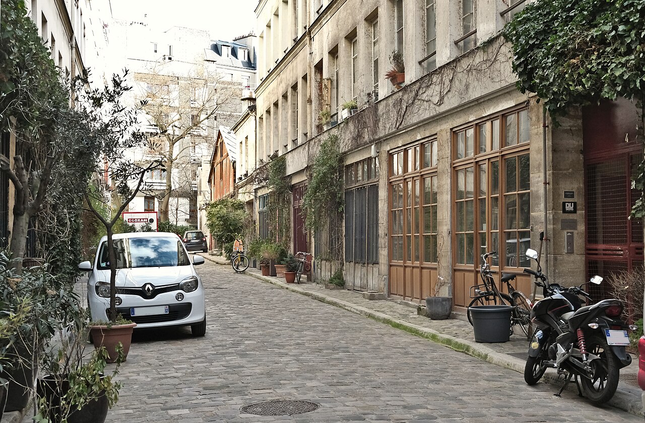 Le passage Lhomme, ses pavés, ses ateliers vitrés et sa végétation grimpante