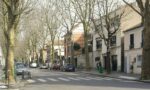 La rue de Mouzaïa plantée d'arbres, bordée de maisons basses en briques et meulière