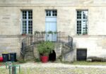 La façade sur jardin de la maison du Fontainier et son perron double en fer à cheval