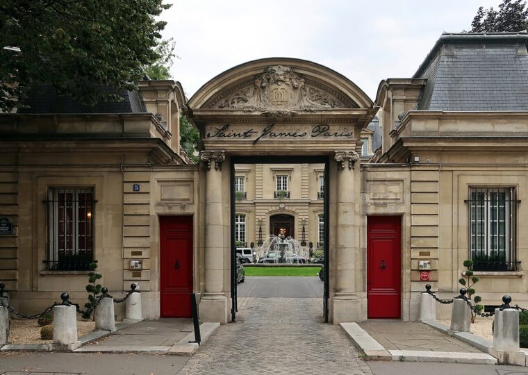 La façade du Saint James Paris, place du Chancelier-Adenauer