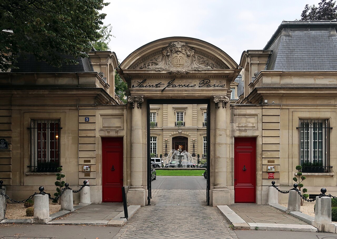 La façade du Saint James Paris, place du Chancelier-Adenauer