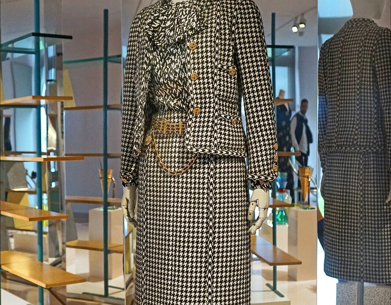 Tailleur Chanel automne-hiver 1983 de Karl Lagerfeld, tweed de laine et pongé de soie imprimé, musée des Arts décoratifs