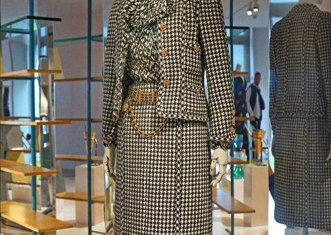 Tailleur Chanel automne-hiver 1983 de Karl Lagerfeld, tweed de laine et pongé de soie imprimé, musée des Arts décoratifs