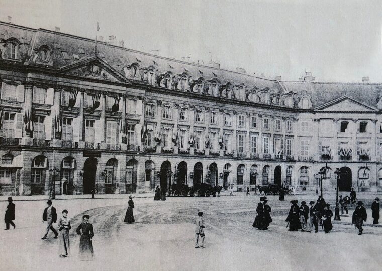 La place Vendôme et la façade de l'hôtel Ritz vers 1900