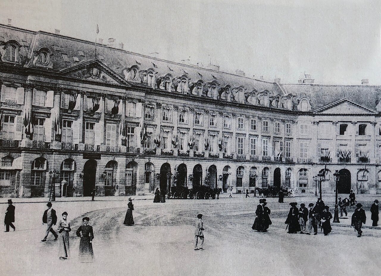 La place Vendôme et la façade de l'hôtel Ritz vers 1900