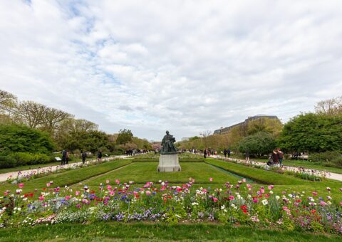 Les parterres fleuris du Jardin des Plantes au printemps, avec une statue au centre de la grande perspective