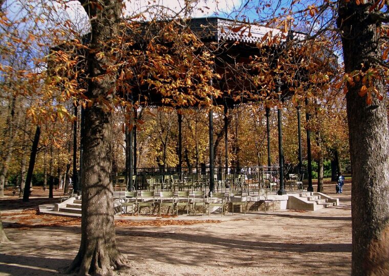 Le kiosque à musique du jardin du Luxembourg, huit colonnes fines sous un toit en chapeau