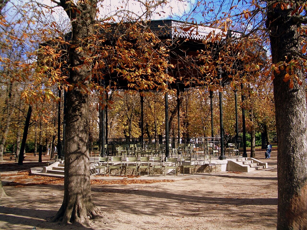 Le kiosque à musique du jardin du Luxembourg, huit colonnes fines sous un toit en chapeau