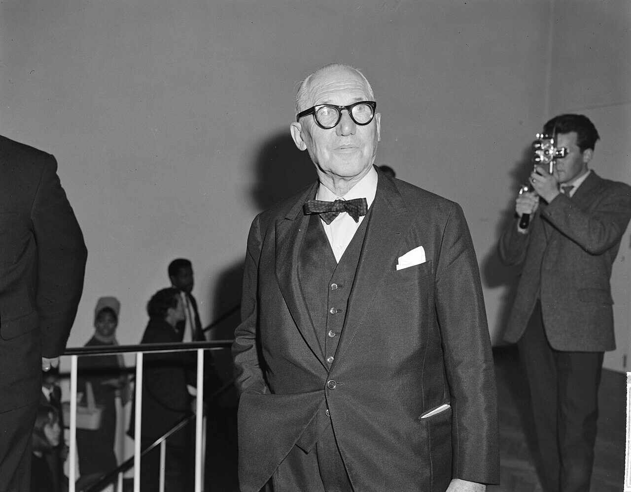 Le Corbusier en nœud papillon et lunettes rondes au Stedelijk Museum d'Amsterdam, le 26 septembre 1964