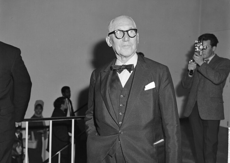 Le Corbusier en nœud papillon et lunettes rondes au Stedelijk Museum d'Amsterdam, le 26 septembre 1964