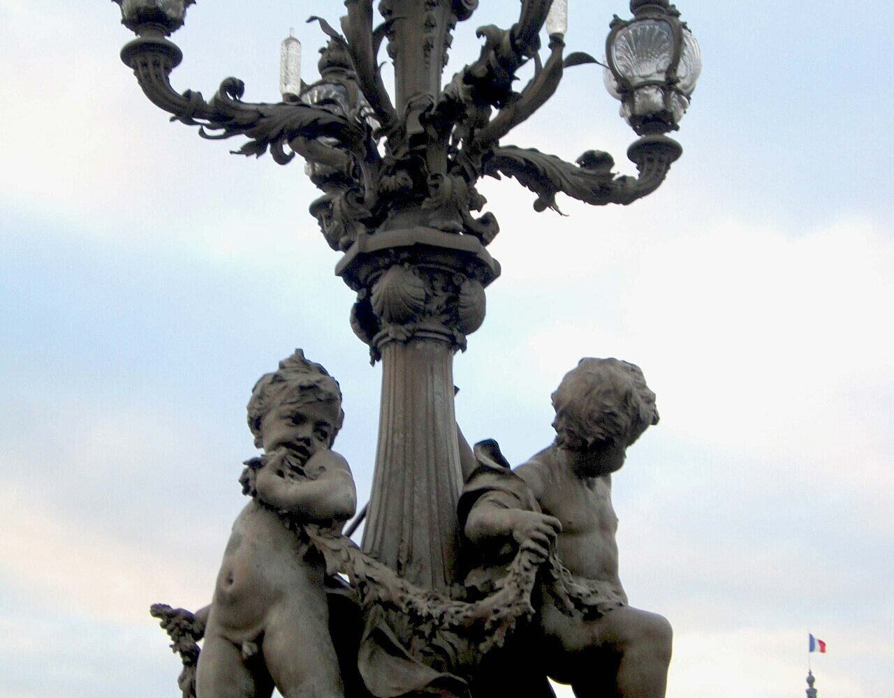 Candélabre du pont Alexandre III, chérubins de bronze portant les lanternes, Grand Palais en fond