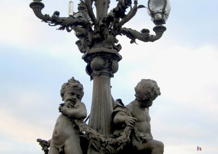 Candélabre du pont Alexandre III, chérubins de bronze portant les lanternes, Grand Palais en fond