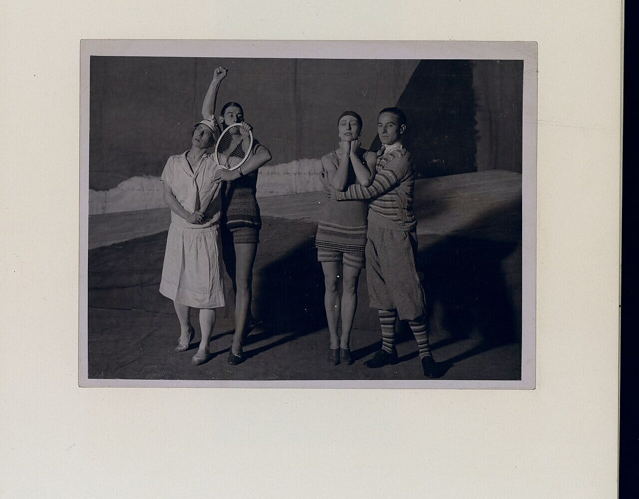 Les quatre interprètes du Train bleu en 1924, Nijinska, Dolin, Sokolova et Woizikovski, en costumes de jersey dessinés par Gabrielle Chanel