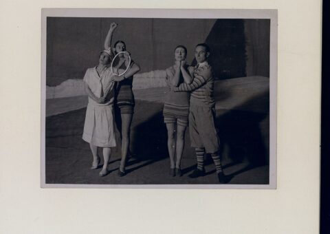 Les quatre interprètes du Train bleu en 1924, Nijinska, Dolin, Sokolova et Woizikovski, en costumes de jersey dessinés par Gabrielle Chanel