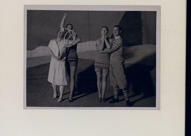 Les quatre interprètes du Train bleu en 1924, Nijinska, Dolin, Sokolova et Woizikovski, en costumes de jersey dessinés par Gabrielle Chanel