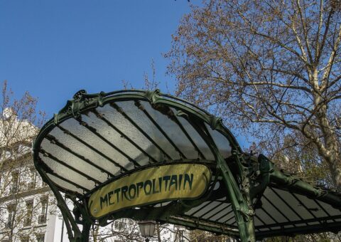 L'édicule Guimard de la station Abbesses, verrière en ailes de libellule et fontes vertes