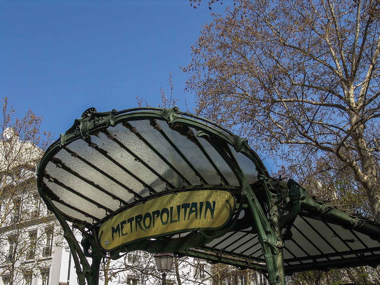 L'édicule Guimard de la station Abbesses, verrière en ailes de libellule et fontes vertes