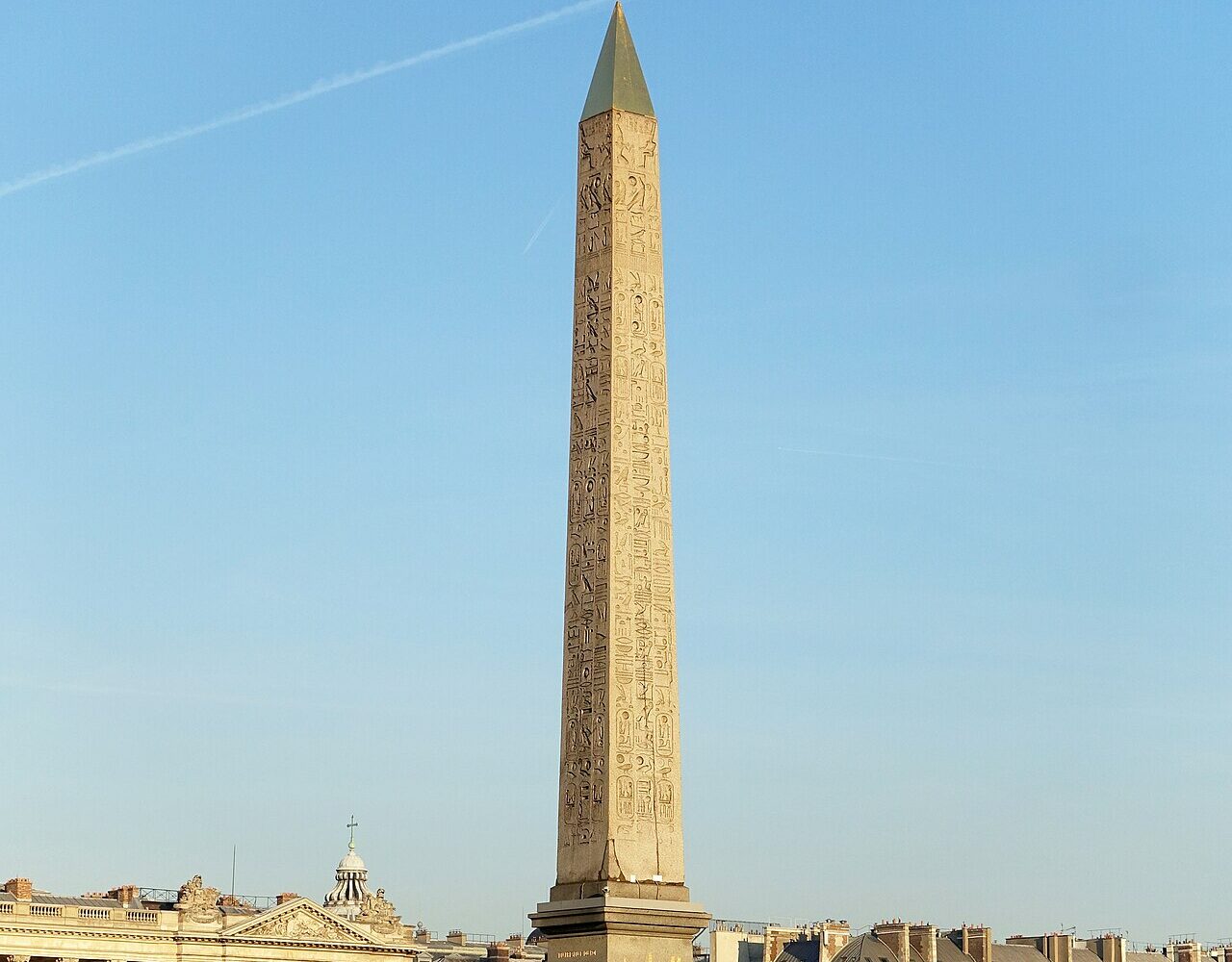 L'obélisque de Louxor sous le soleil rasant d'hiver, pyramidion doré étincelant au-dessus de la place de la Concorde