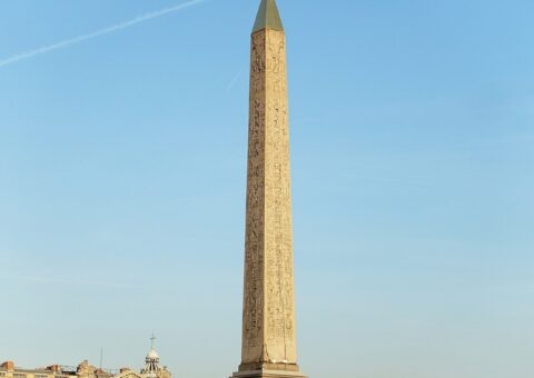 L'obélisque de Louxor sous le soleil rasant d'hiver, pyramidion doré étincelant au-dessus de la place de la Concorde