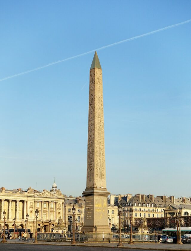 L'obélisque de Louxor sous le soleil rasant d'hiver, pyramidion doré étincelant au-dessus de la place de la Concorde