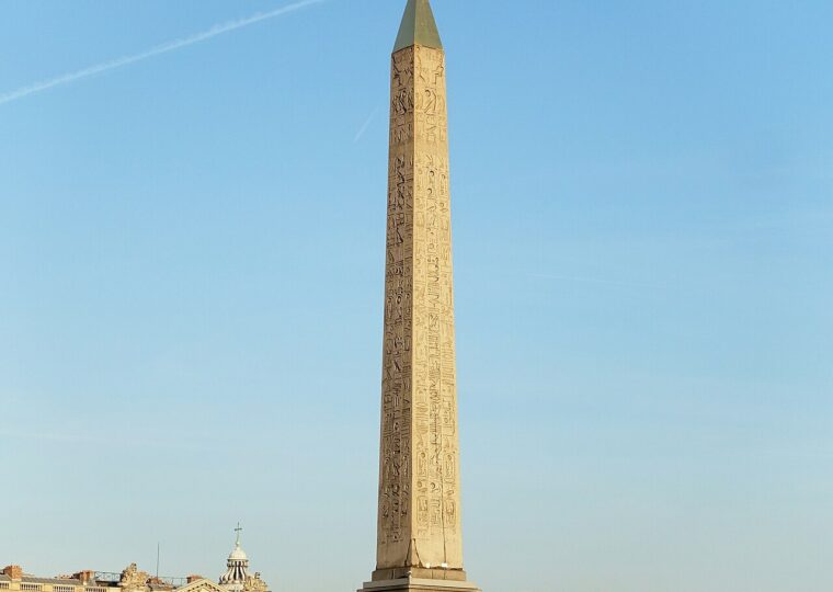 L'obélisque de Louxor sous le soleil rasant d'hiver, pyramidion doré étincelant au-dessus de la place de la Concorde