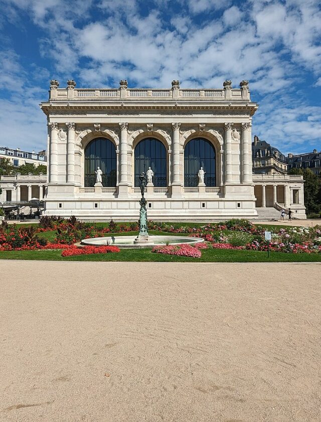 La façade sud du palais Galliera et son square fleuri, écrin du musée de la Mode de Paris