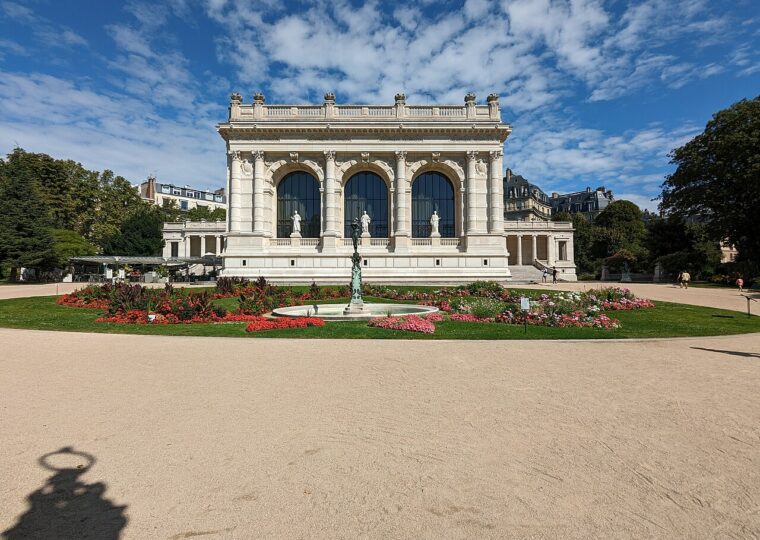 La façade sud du palais Galliera et son square fleuri, écrin du musée de la Mode de Paris