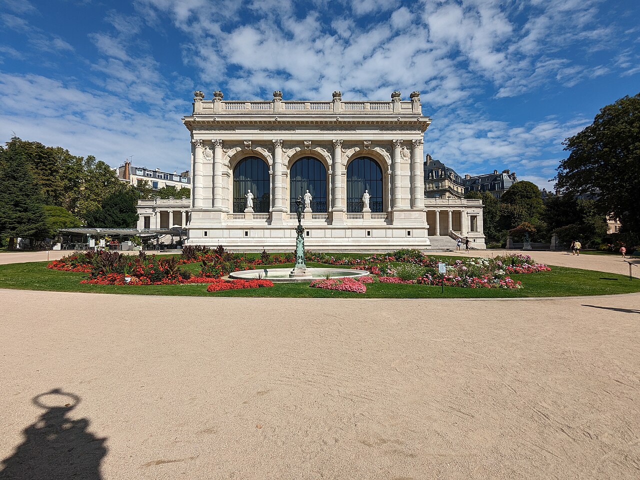 La façade sud du palais Galliera et son square fleuri, écrin du musée de la Mode de Paris