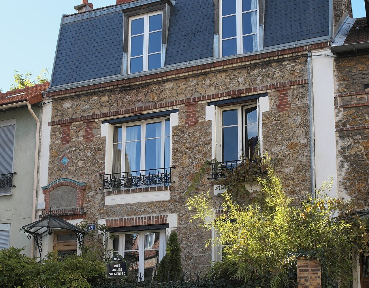 Une maison en meulière de la Campagne à Paris, avec la plaque de la rue Jules-Siegfried