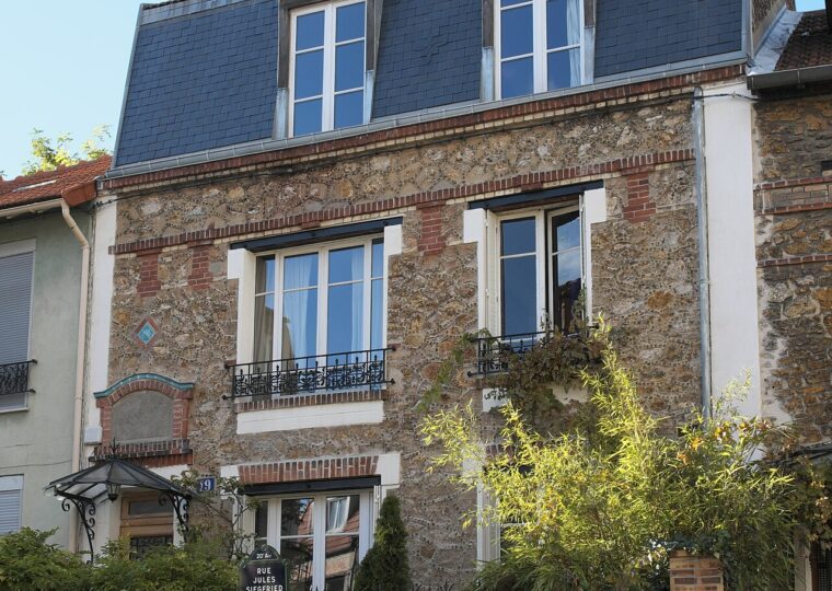 Une maison en meulière de la Campagne à Paris, avec la plaque de la rue Jules-Siegfried