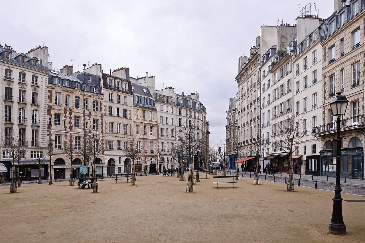 La place Dauphine sous un ciel gris, bancs et réverbère, décor du roman Nadja