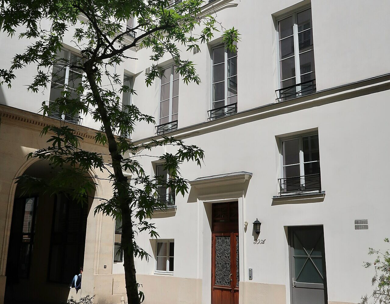 Le passage Dauphine, cour pavée et végétation entre la rue Dauphine et la rue Mazarine