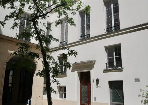 Le passage Dauphine, cour pavée et végétation entre la rue Dauphine et la rue Mazarine