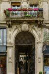 Le portail monumental du passage du Ponceau à Paris