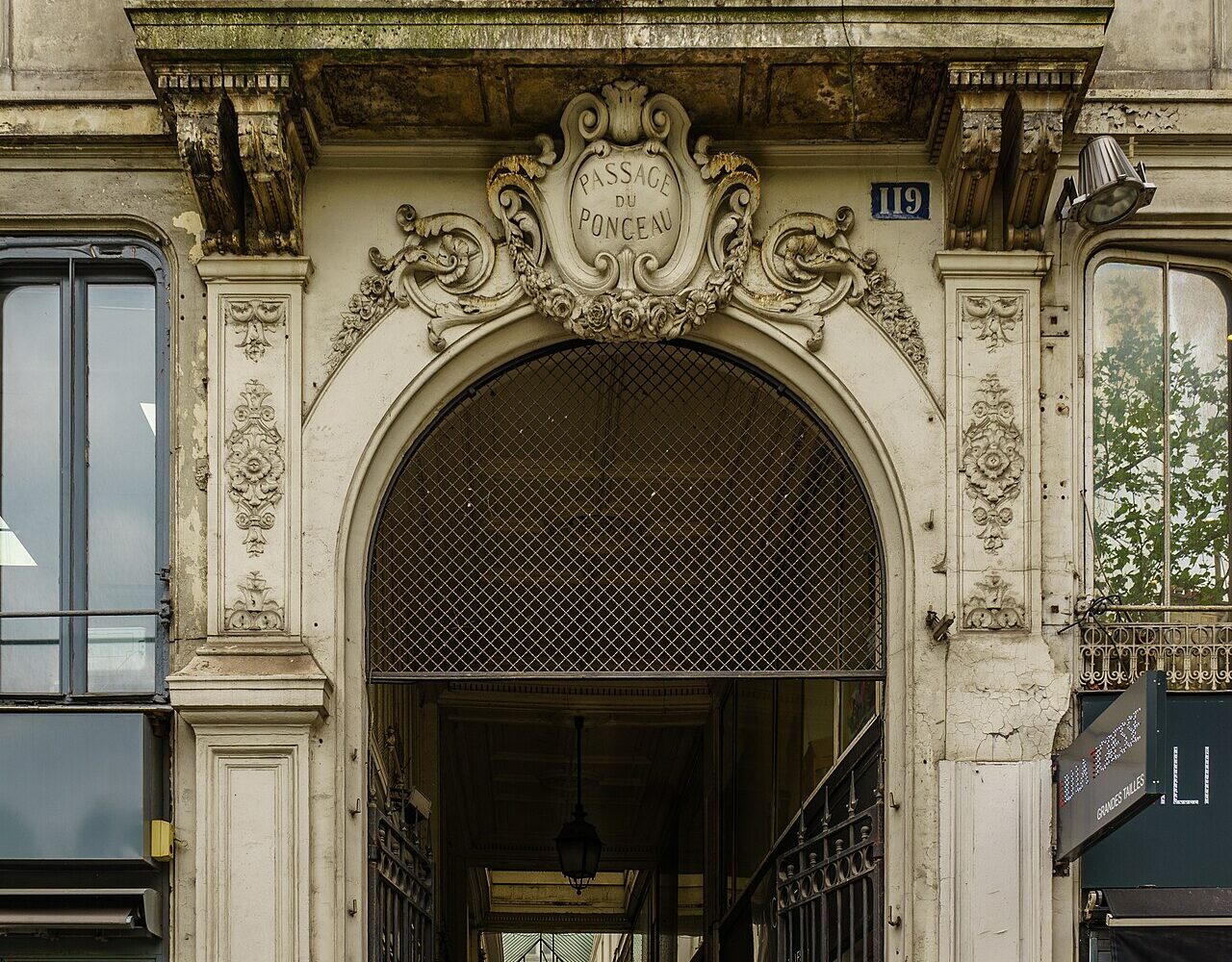 Le portail monumental du passage du Ponceau à Paris