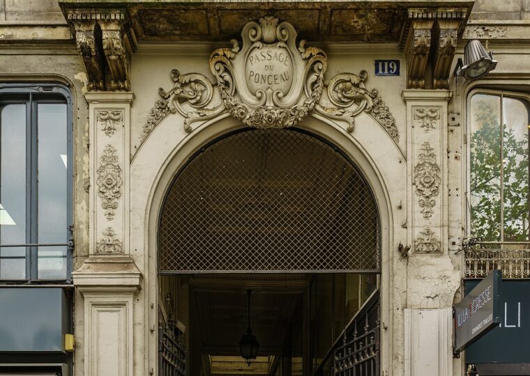 Le portail monumental du passage du Ponceau à Paris
